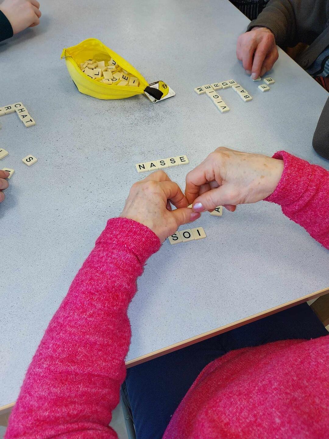 personne qui joue au scrabble 