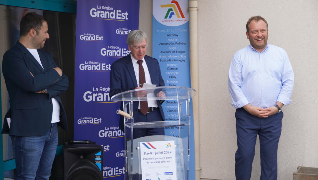 Pose première pierre cuisine centrale 6