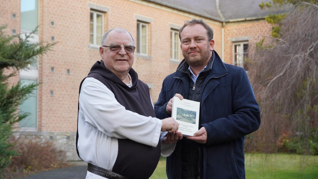 Père Jacques Pineault remet son Livre à Miguel Leroy