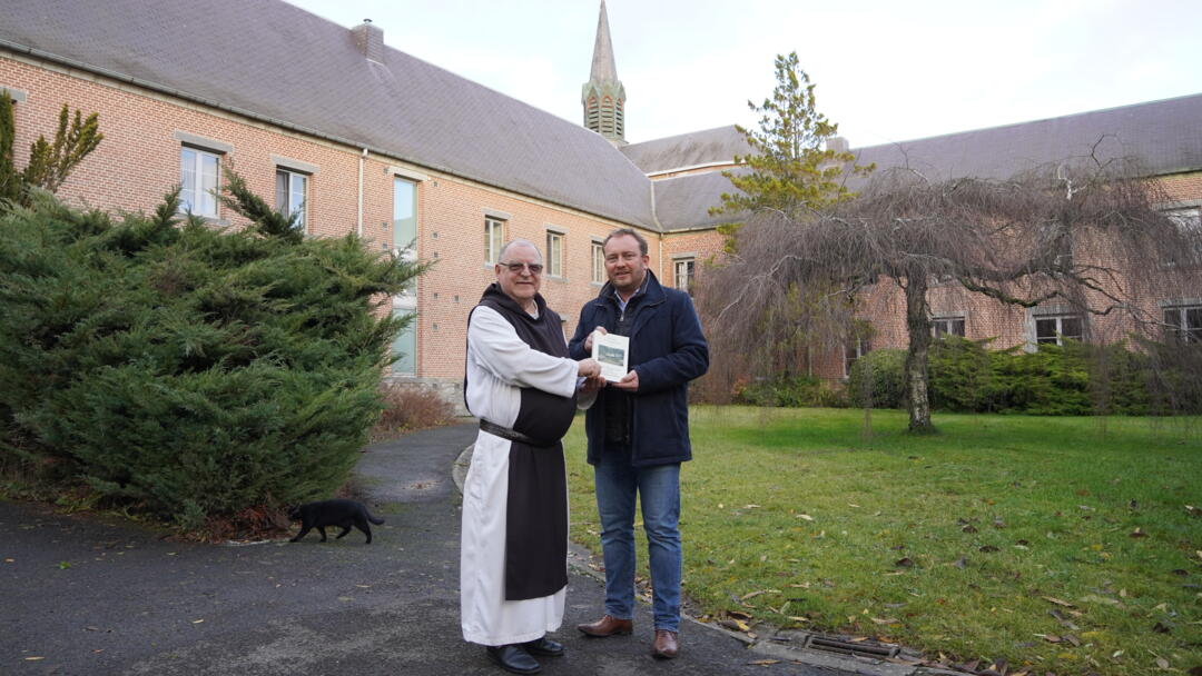 Père Jacques Pineault remet son Livre à Miguel Leroy