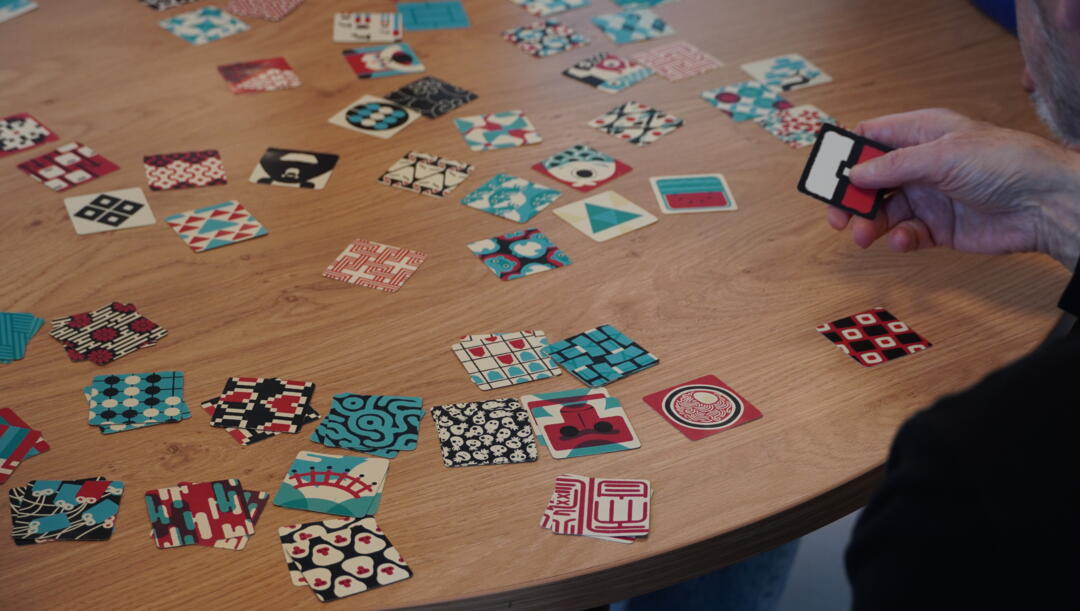 personne qui joue à un jeu de société