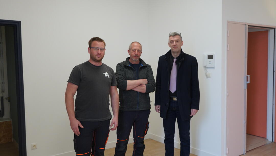 photo des agents dans le local