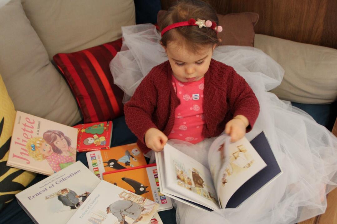 Pour grandir, un bébé a besoin de lait, de caresse et d'histoire (Michel Defourny)