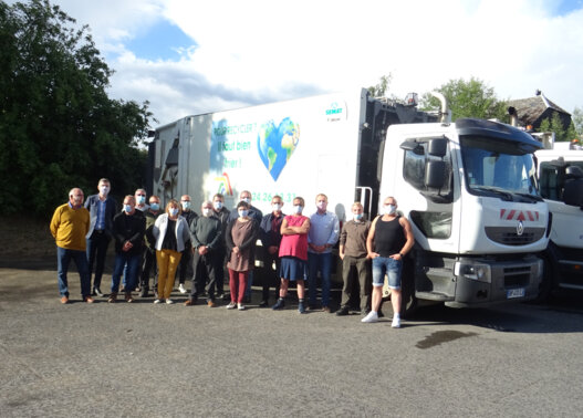 equipe dechets devant camion