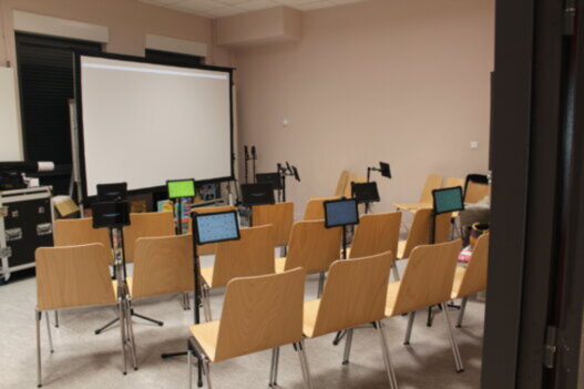 salle aménagée avec écran et tablettes