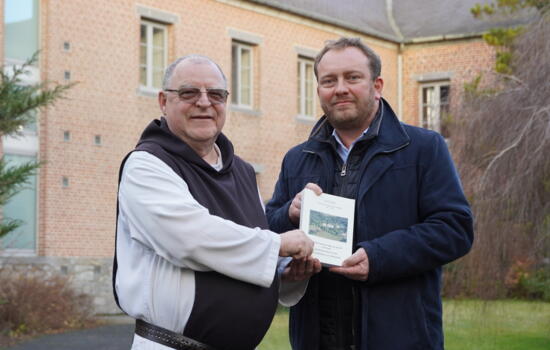 Père Jacques Pineault remet son Livre à Miguel Leroy