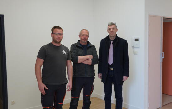 photo des agents dans le local